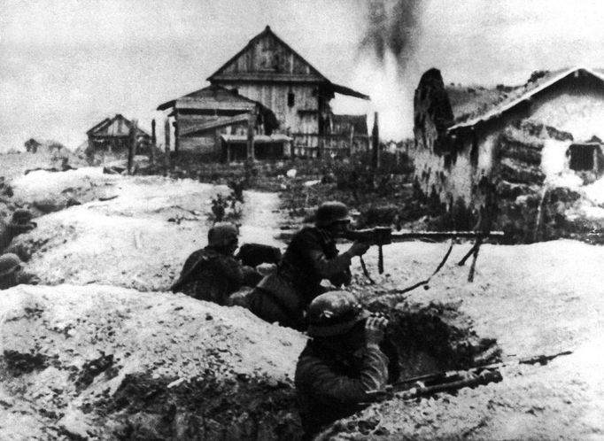 German soldiers in trenches they have dug in the suburbs of Stalingrad (1942) German soldiers in trenches they have dug in the suburbs of Stalingrad November 18, 1942 USSR, 1939-1945 war National archives, Washington / Snark Archives