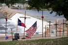 Texas přitom letos již několik povodní zažil, v červnu ve městě San Antonio zahynulo 13 lidí. Na snímku jsou kříže a vlajky u památníku obětem povodní u řeky Guadalupe.