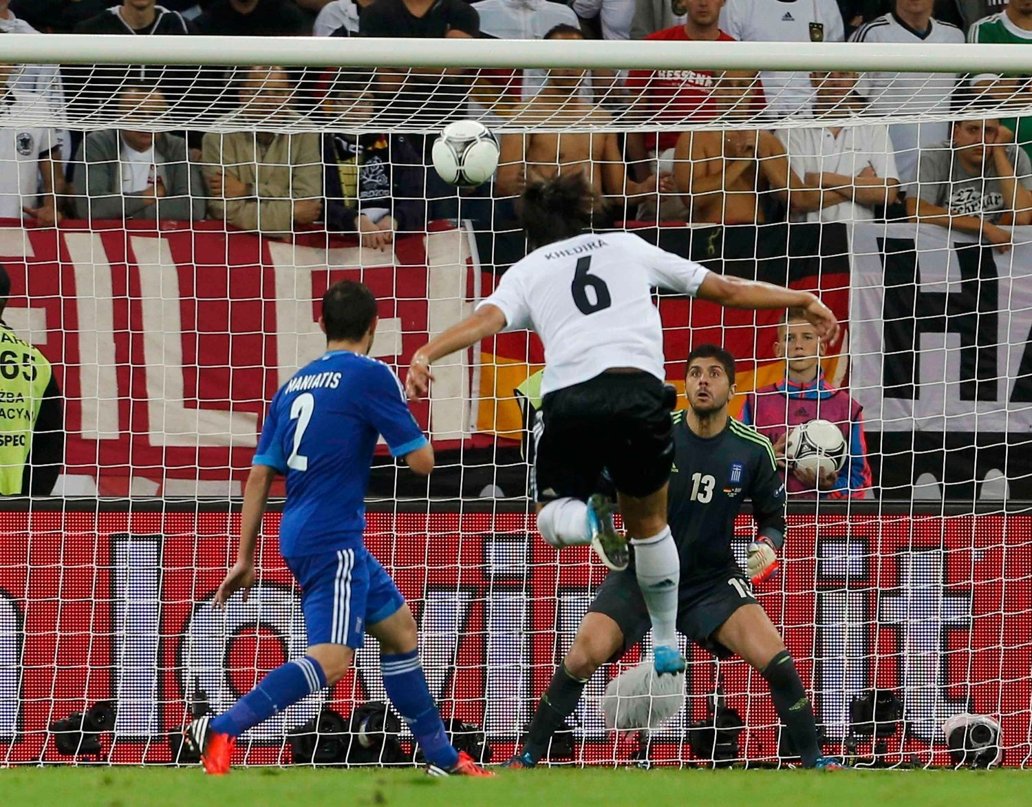 Sami Khedira střílí gól během utkání Německo - Řecko ve čtvrtfinále Eura 2012