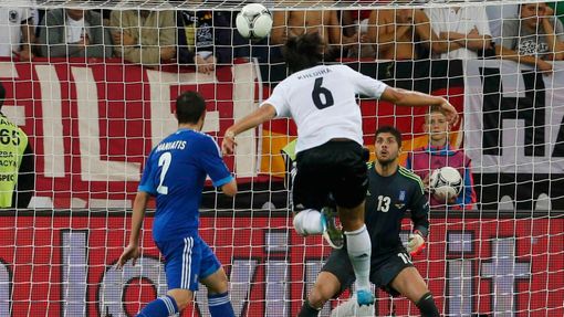 Sami Khedira střílí gól během utkání Německo - Řecko ve čtvrtfinále Eura 2012.