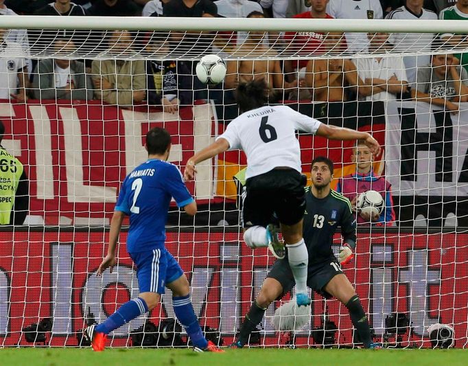 Sami Khedira střílí gól během utkání Německo - Řecko ve čtvrtfinále Eura 2012.