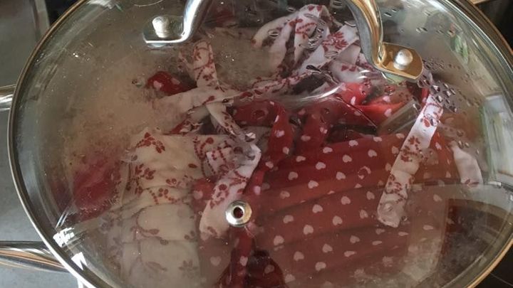 Češi si našili roušky, jak je ale správně čistit? V mikrovlnce ne, varují hasiči