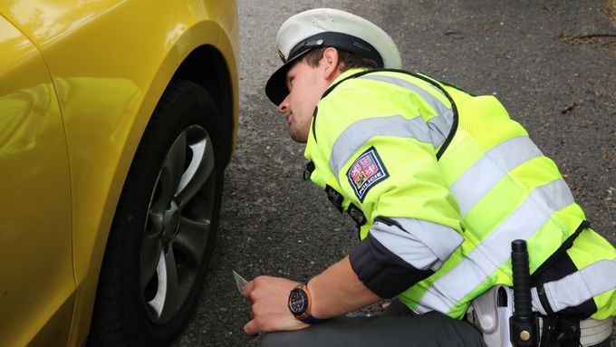 Policisté přímo na silnici kontrolují například stav pneumatik a brzd.
