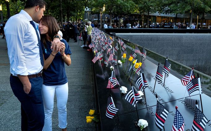 K památníku teroristického útoku v New Yorku po celý den přicházejí lidé uctít památku obětí a zavzpomínat na ty, které při v důsledu tragédie ztratili.
