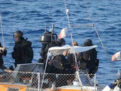 Příslušníci francouzského komanda na palubě jachty, kterou vysvobodili z rukou pirátů.