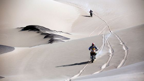 Třetí etapa Rallye Dakar přinesla souboj jezdců se zrádnou pouští i první zranění. Podívejte se na galerii.