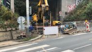 Upravuje se křižovatka Povltavská - B ulovka a Praha hledá ideální řešení. Cyklista musí s kolem do silnice, proti jedou vozy.