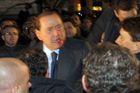Zraněný Silvio Berlusconi opouští mítink své strany.