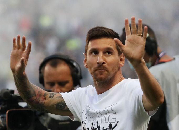 Soccer Football - Ligue 1 - Paris St Germain v RC Strasbourg - Parc des Princes, Paris, France - August 14, 2021  Paris St Germain's Lionel Messi acknowledges the fans in