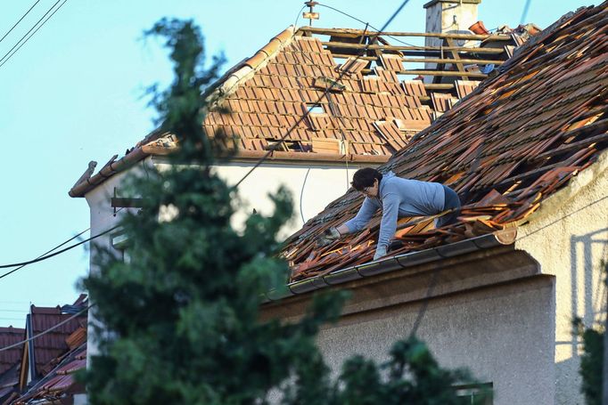 V pátek ráno byla poprvé v denním světle vidět zkáza, jakou ničivá bouře v jihomoravských vesnicích napáchala (na snímku je Moravská Nová Ves).