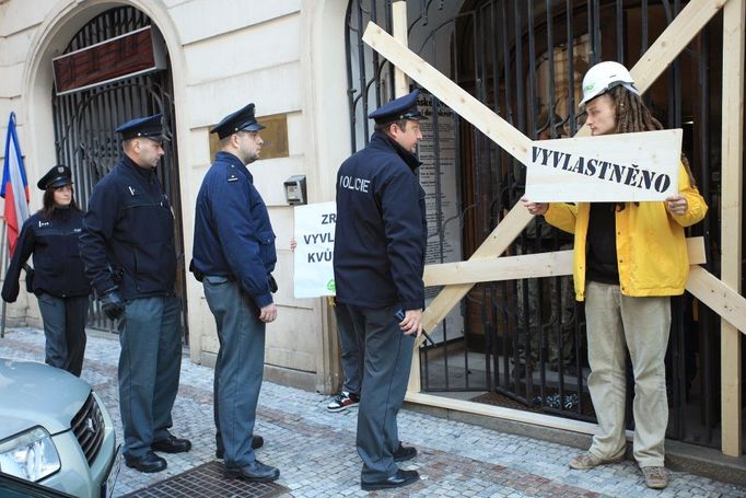 Vchod do sídla sociální demokracie aktivisté symbolicky zatloukli prkny.