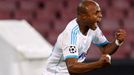 Andre Ayew z Marseilles slaví gól do sítě Neapole