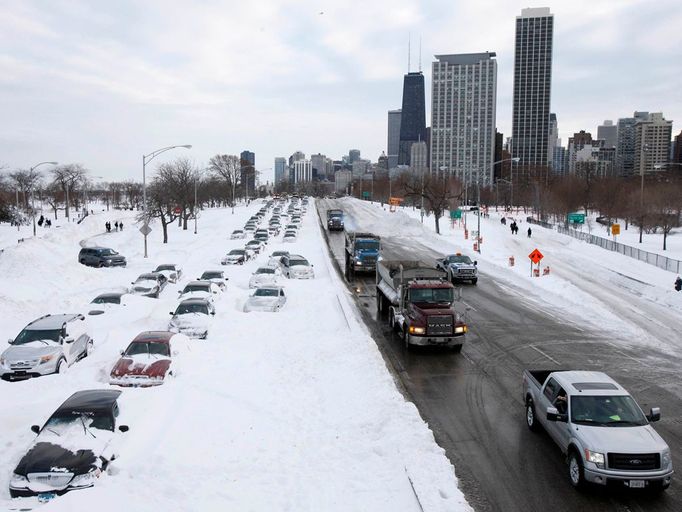 V Chicagu museli řidiči na zaváté dálnici opustit svá auta a zanechat je na silnici, než cestáři odklidí napadlý sníh