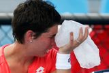 Španělka Carla Suárezová-Navarrová se chladí v australském vedru. Před kolapsem ji zachránil pytlík s ledem.
