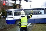 Zda došlo k technické závadě na vozidle, či opomenutí řidiče vozidlo zabezpečit, je předmětem dalšího vyšetřování Policií ČR.