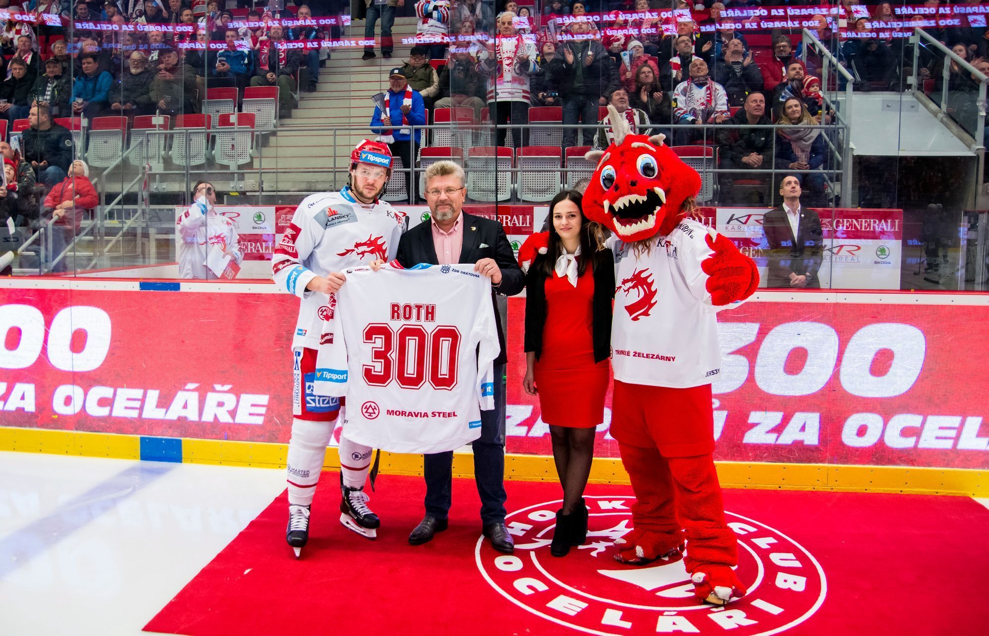 Hokejová extraliga 2018/19: Vladimír Roth odehrál za Třinec v extralize 300 utkání, na snímku pózuje s prezidentem Jánem Moderem.