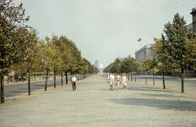 Pohled na třídu Unter den Linden v Berlíně v roce 1961. V pozadí je vidět věž Červené radnice, vpravo budova sovětského velvyslanectví s rudou vlajkou.