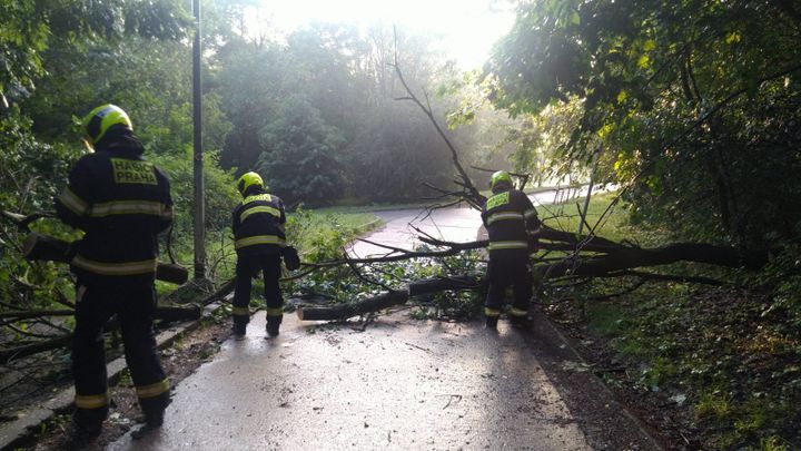 Po bouřích už hladiny řek klesly. Na třech místech platí povodňová bdělost; Zdroj foto: Twitter.com/Hasiči Praha