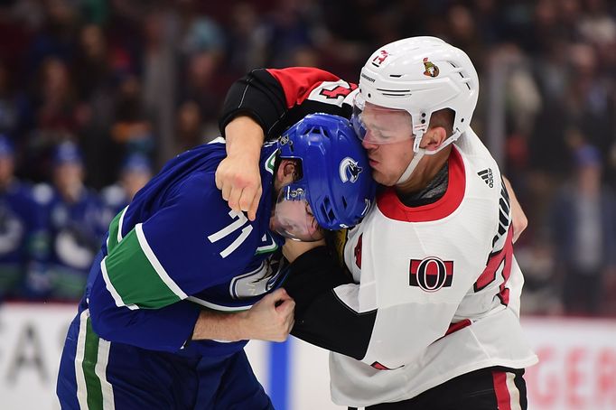 Zack MacEwen (Vancouver) a  Mark Borowiecki (Ottawa)