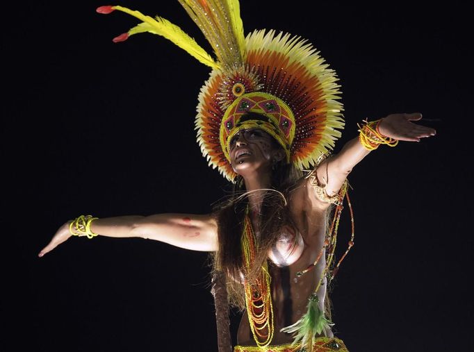 A reveller from Imperatriz Leopoldinense samba school participates during the annual carnival parade in Rio de Janeiro's Sambadrome, February 12, 2013. REUTERS/Ricardo Moraes (BRAZIL - Tags: SOCIETY) TEMPLATE OUT Published: Úno. 12, 2013, 6:28 dop.