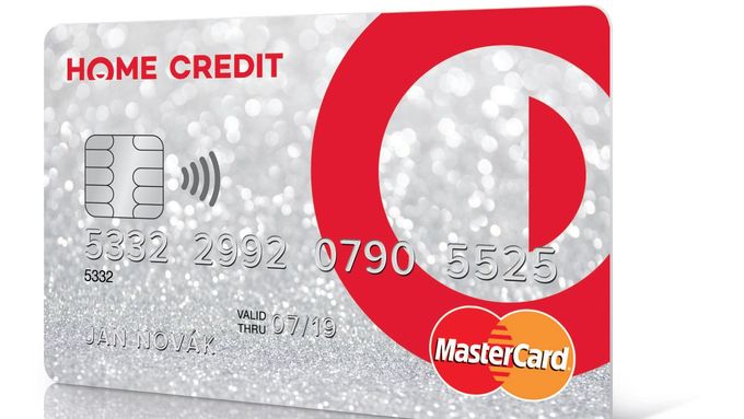 Kreditní karta s novým logem. Smajlíka z něho bude firma využívat samostatně třeba už ve vánoční kampani.