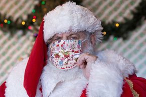 Foto: Roušky jako dárky a bezkontaktní Santové. Takto se lidé chystají na Vánoce