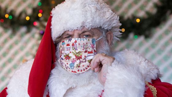 Foto: Roušky jako dárky a bezkontaktní Santové. Takto se lidé chystají na Vánoce