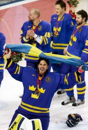 Švédští hokejisté oslavují olympijské zlato