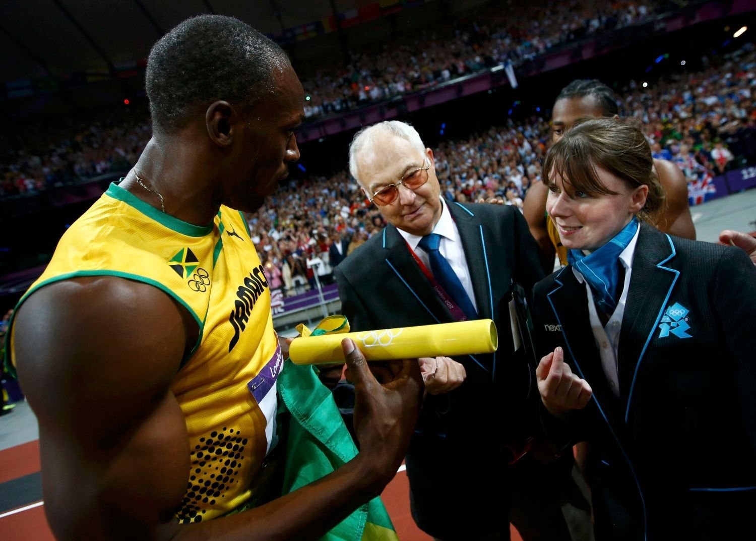 Jamajský sprinter Usain Bolt se raduje z vítězství a světového rekordu ve štafetě 4x100 metrů na OH 2012 v Londýně.