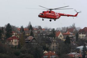 Červený vrtulník nad Prahou staví mobilní 3G síť