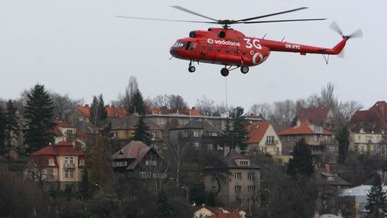 Červený vrtulník nad Prahou staví mobilní 3G síť