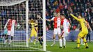 Vlastní gól Petera Olayinky (vlevo) v zápase LM Slavia - Barcelona