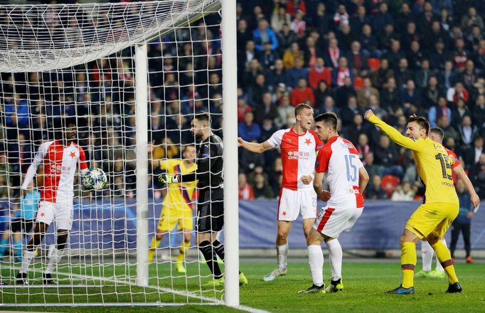 Vlastní gól Petera Olayinky (vlevo) v zápase LM Slavia - Barcelona