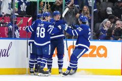 Kämpf gólem korunoval výhru na ledě Rangers. Nečas nastartoval Carolinu k obratu