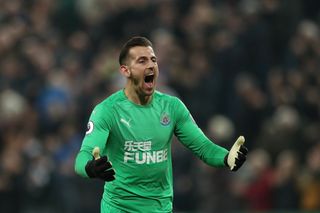 Anglická fotbalová liga 2018/19, Newcastle - Burnley: Brankář domácích Martin Dúbravka slaví gól svého týmu.