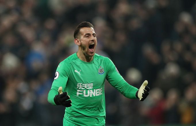 Anglická fotbalová liga 2018/19, Newcastle - Burnley: Brankář domácích Martin Dúbravka slaví gól svého týmu.