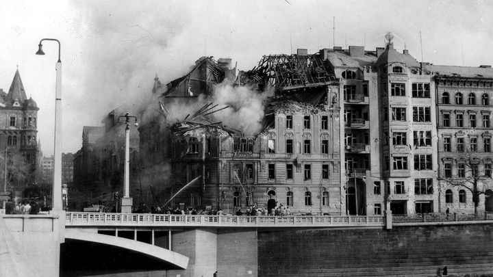 Na Prahu spadlo 150 tun bomb. Sirény slyším dodnes, popisuje tragický nálet pamětnice