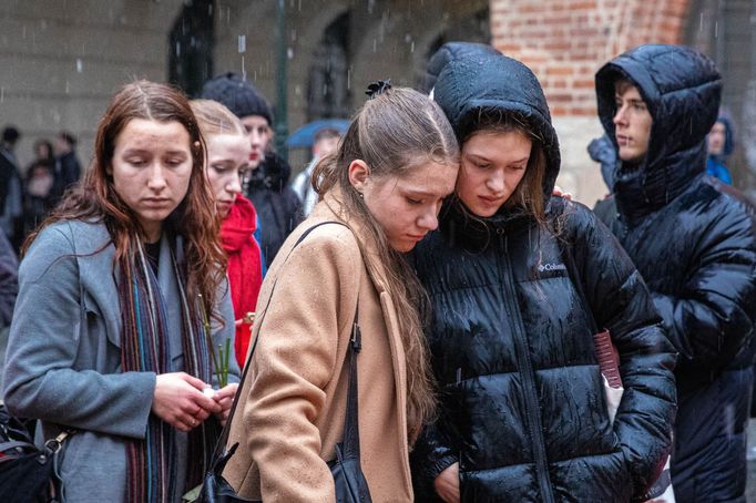 Pietní místo u Karolina 22. prosince, kam lidé po střelbě na Filosofické fakultě nosí květiny a svíčky.