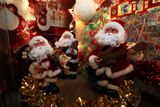 Velkou atrakcí je Santova dílna, kde jsou vánoční ozdoby a postavičky ve všech velikostech Santy Clause.