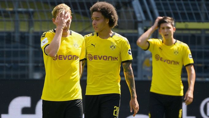 Zklamaní fotbalisté Dortmundu. Borussia prohrála doma s Hoffenheimem 0:4.