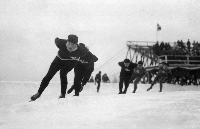 rychlobrusleni 1932 vas. Valmari Toikka, Veli Saarinen, Väinö Liikkanen ja Martti Lappalainen Lake Placidin olympialaisissa 1932.