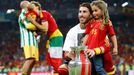 Obránce Španělska Sergio Ramos slaví s dětmi titul mistra Evropy