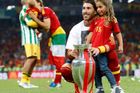 Děti táhnou. Zde obránce Španělska Sergio Ramos slaví titul mistra Evropy s dcerou.