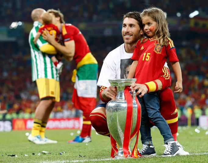 Obránce Španělska Sergio Ramos slaví s dětmi titul mistra Evropy