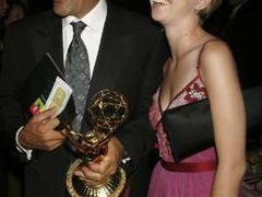 Hlavní cenu Emmy v kategorii nejlepšího komediálního herce obdržel Tony Shalhoub (na snímku s dcerou)za roli v seriálu Monk.