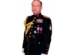 Breivik a jeho uniforma. 
