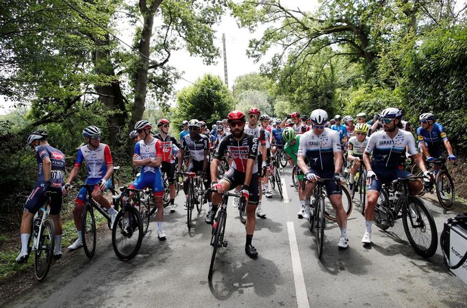 Peloton na začátku 4. etapy protestuje proti tomu, že pořadatelé neberou jejich výzvy vážně.