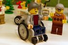 Lego začne prodávat stavebnici s postavičkou na vozíku. Reaguje na kritiku, že ignoruje postižené