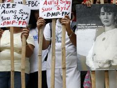 Demonstrace za propuštění Su Ťij se konají pravidelně po celém světě (tahle je z Filipín). Nikomu z vlivných lidí planety se však ještě nepodařilo přesvědčit generála Thana Shweho, aby dvaašedesátiletou Su Ťij propustil