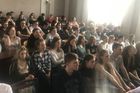 Na konferenci "Věznice Uherské Hradiště jako místo paměti" přišlo také mnoho studentů místního gymnázia.